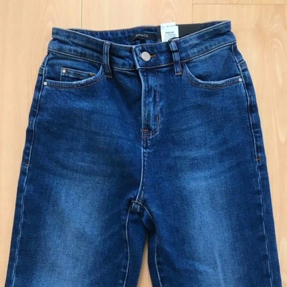 NEW RW&CO High-Rise / High Waisted Blue Mom Jeans. - Picture 2 of 9